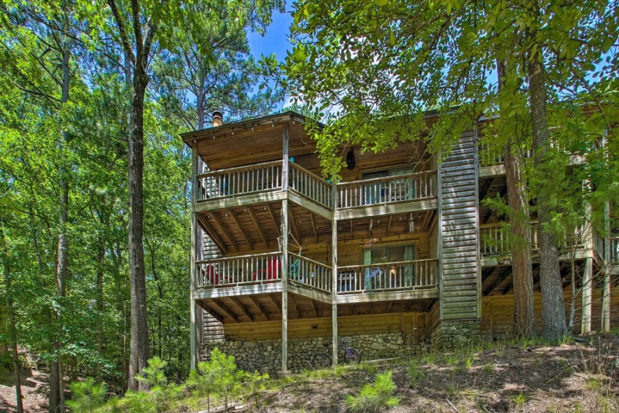 Mount Ida Condo w/ Balcony + Resort Amenities