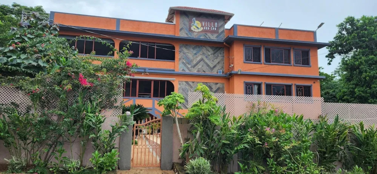 Beach-Pool-Sun-family-6 bedroom getaway