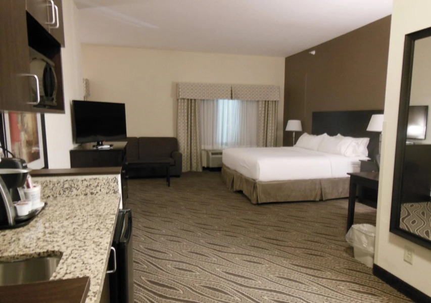 Holiday Inn Express and Suites Washington Meadow L