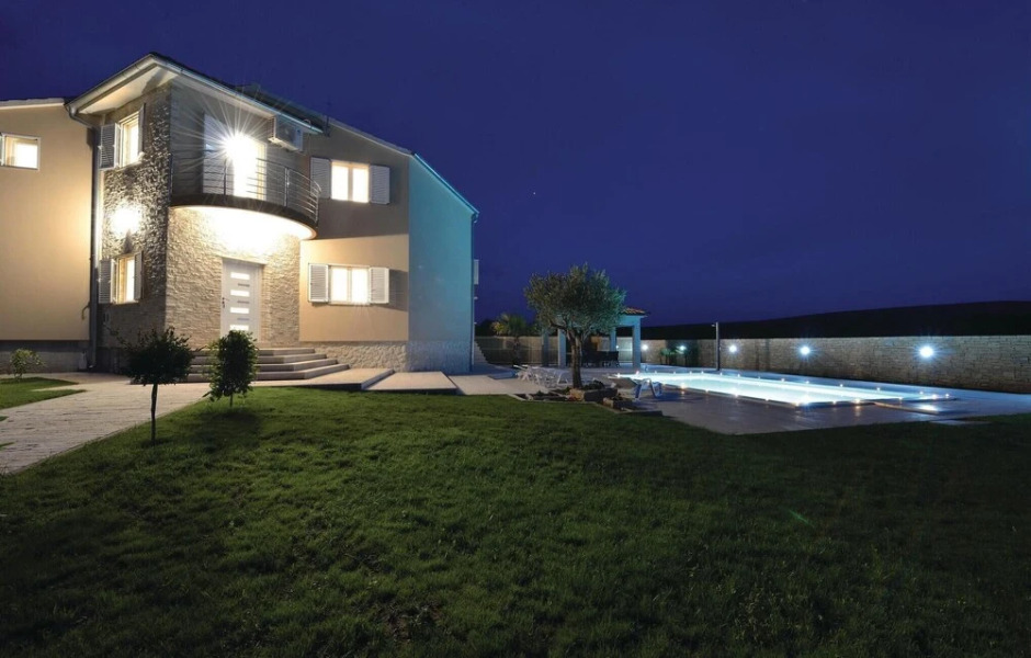 Beautiful Home in Pridraga With Wifi and 5 Bedrooms