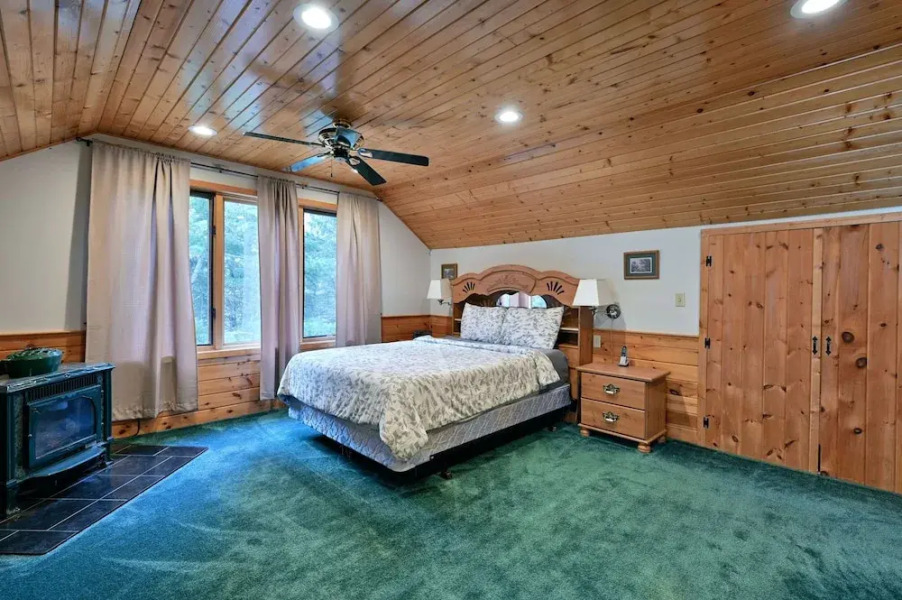 Kenny Lodge 4 Bedroom Hotel Room by RedAwning