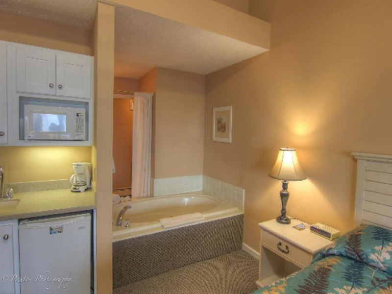 Pointes North Beachfront Hotel – 2 Person Spa Tub Studios