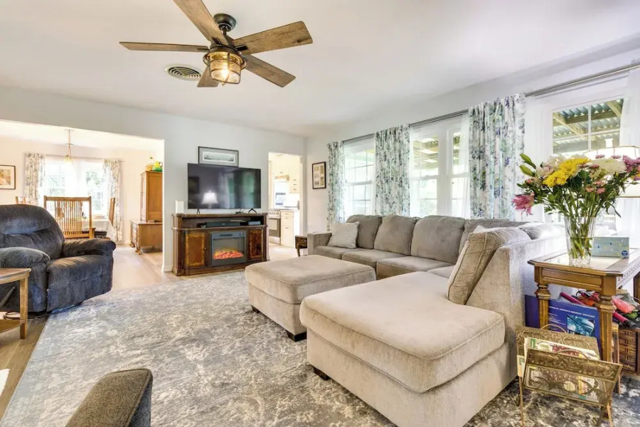 Walk to Lakes! Tropical Escape in Mount Dora