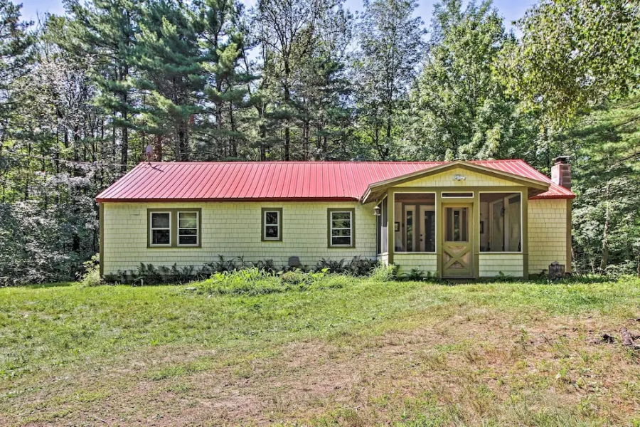 Rustic Bradford Cottage - 14 Miles to Sunapee Mtn!