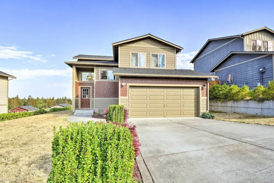 Pet-friendly Poulsbo Abode w/ Mountain Views!