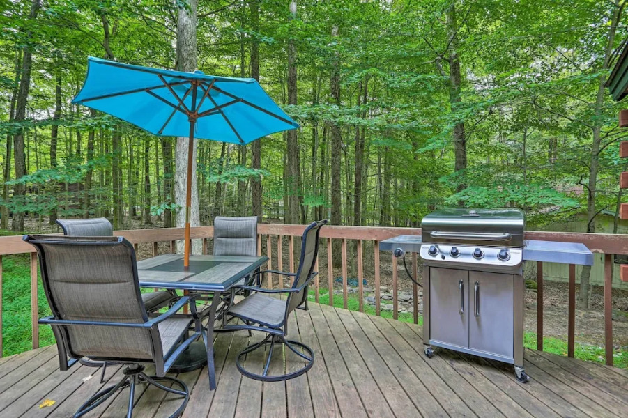Pocono Log Cabin: Fireplace, Fire Pits & Amenities