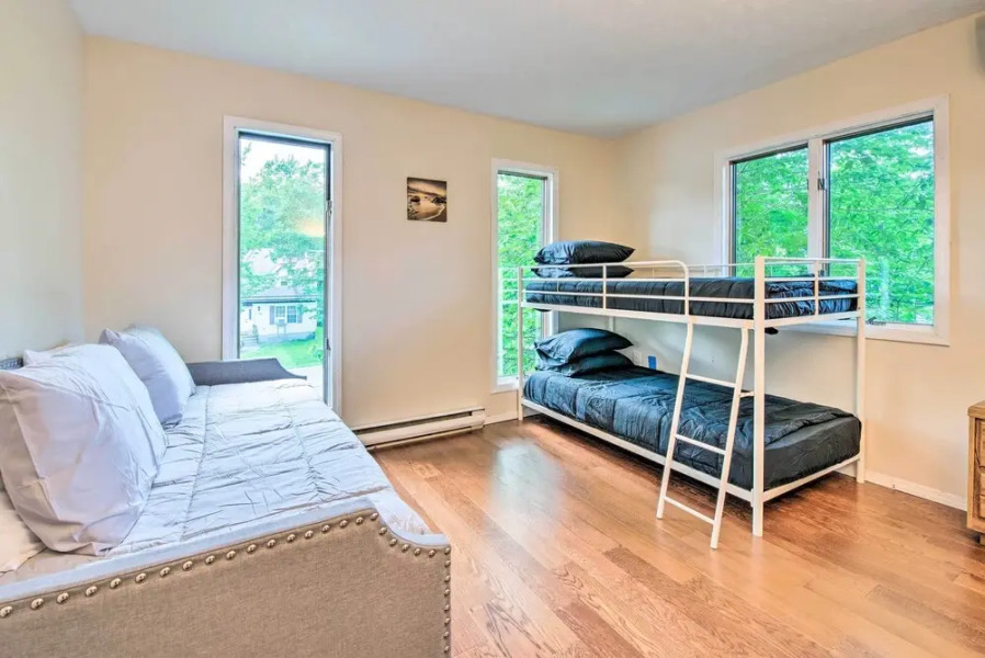 Poconos House w/ Large Deck, Gas Grill & Fire Pit!