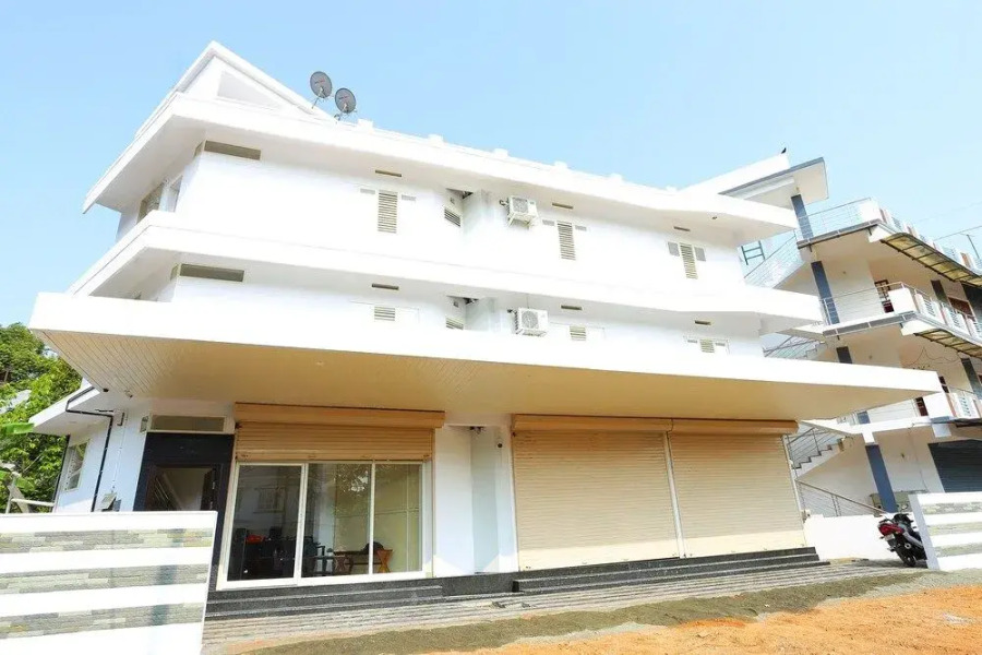 OYO 37302 White Cort