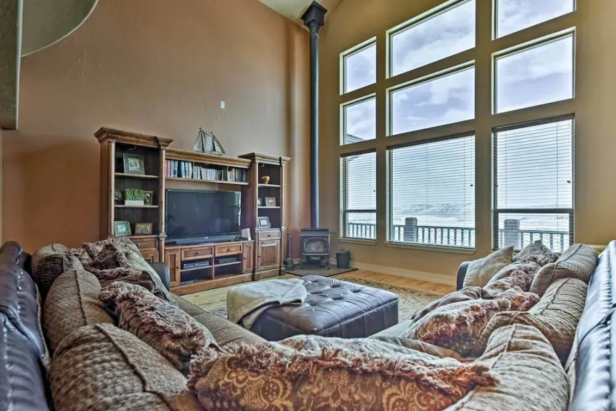 Cabin w/ Beach Access, Sport Court, Hot Tub & View