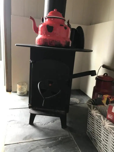 1 Bed Shepherds Hut - Sleeps 2 -wood Fired Hot Tub