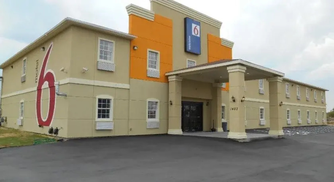 Motel 6 Jourdanton