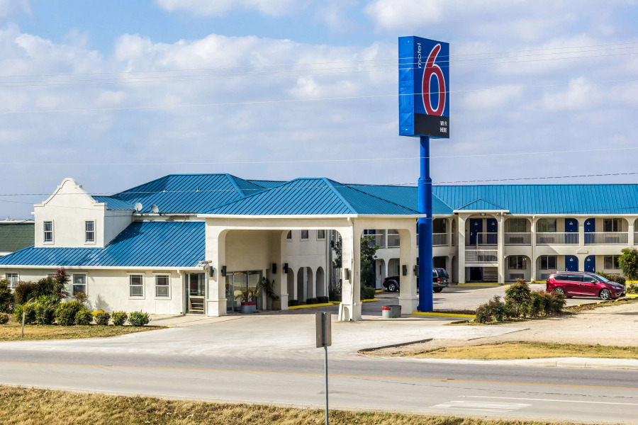 Motel 6 Seguin, TX