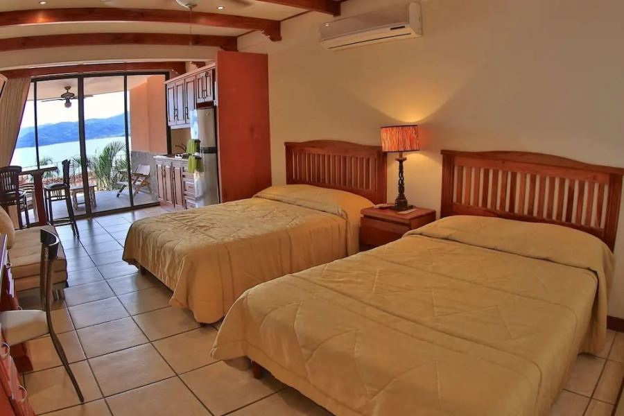 Hotel room-style ocean-view unit in Flamingo with pool