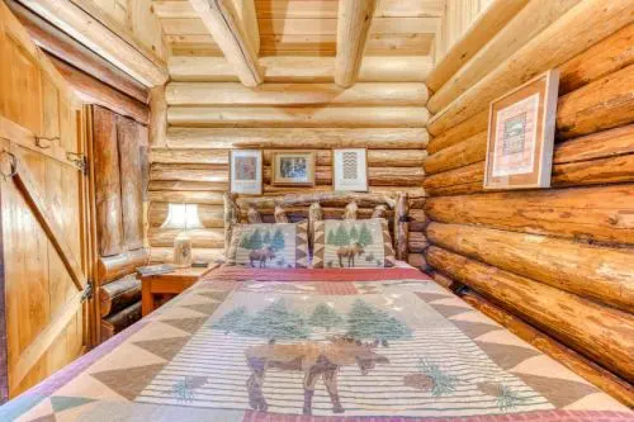 Zoe's Log Cabin