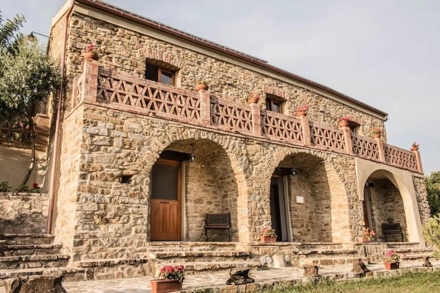 Casale storico nella campagna cilentana