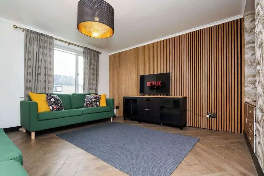 3 Bed House-free Parking