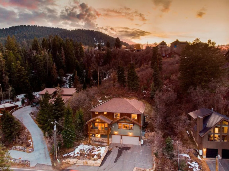 Parley by AvantStay Gorgeous Rustic Cabin w Mtn Views & Hot Tub