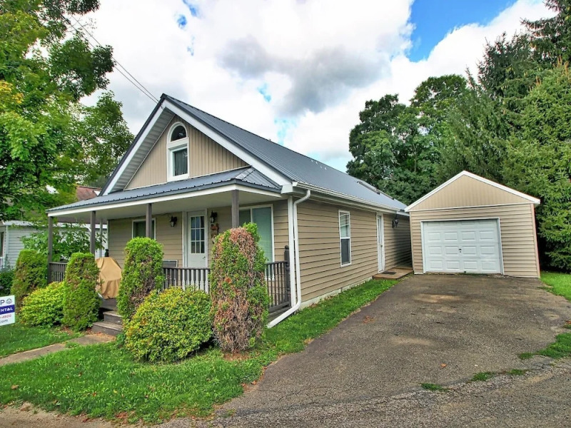 1 Maple Avenue 2 Bedroom Home by Redawning