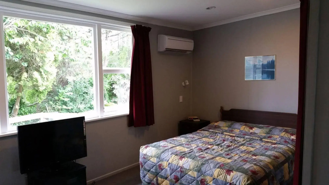 Mahoe Motel Bar n Grill