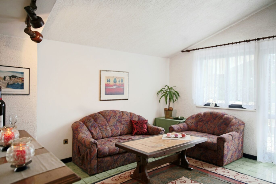 Apartment Miba - close to the sea & parking: A1 Tribunj, Riviera Sibenik