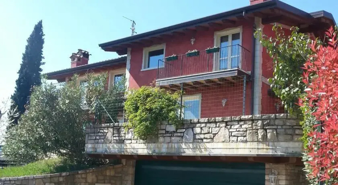 Villa con piscina e campo da tennis