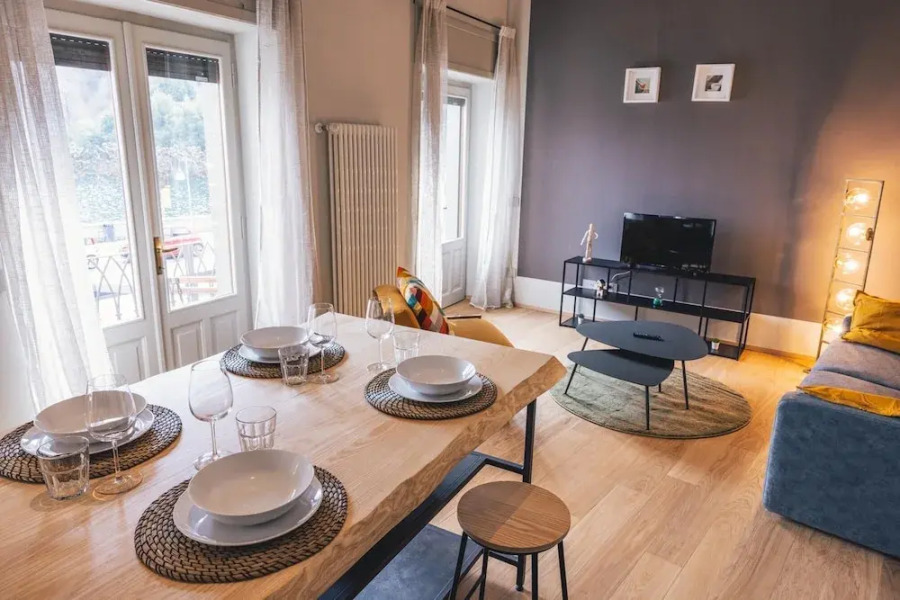 Elide B Tastefully Furnished Apartment Lakefront