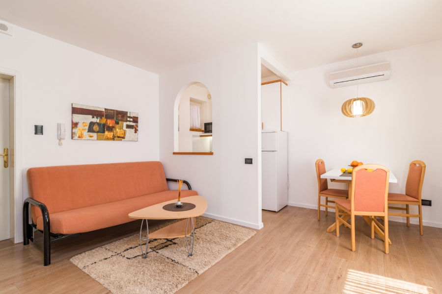 Apartment Escape - 20 m from sea: Brown Medulin, Istria