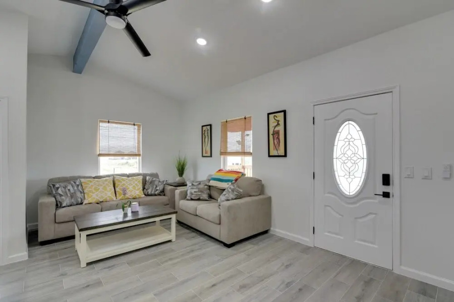 9 Mi to Crystal Beach: Pet-friendly Apt w/ Balcony