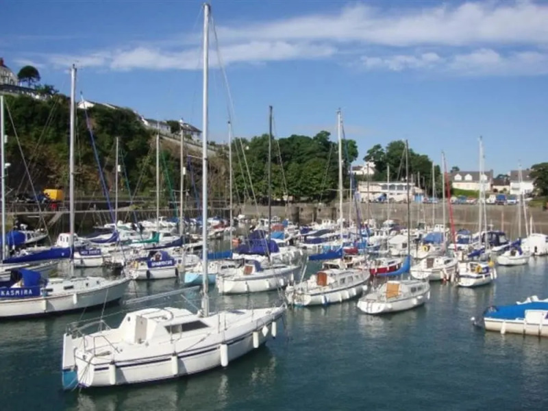 Romantic Apartment in Wisemans Bridge With Terrace