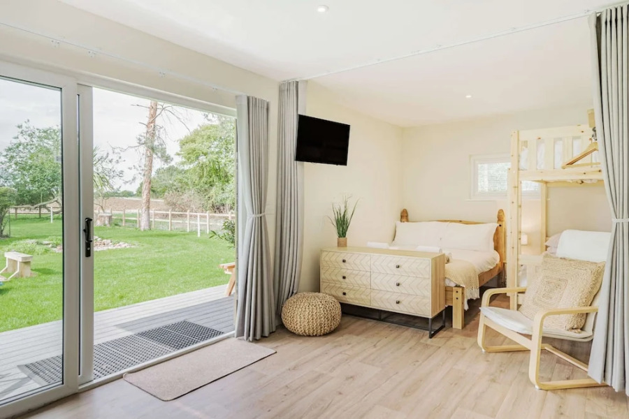 Luxury City to Country Retreat Lodge With Hot Tub