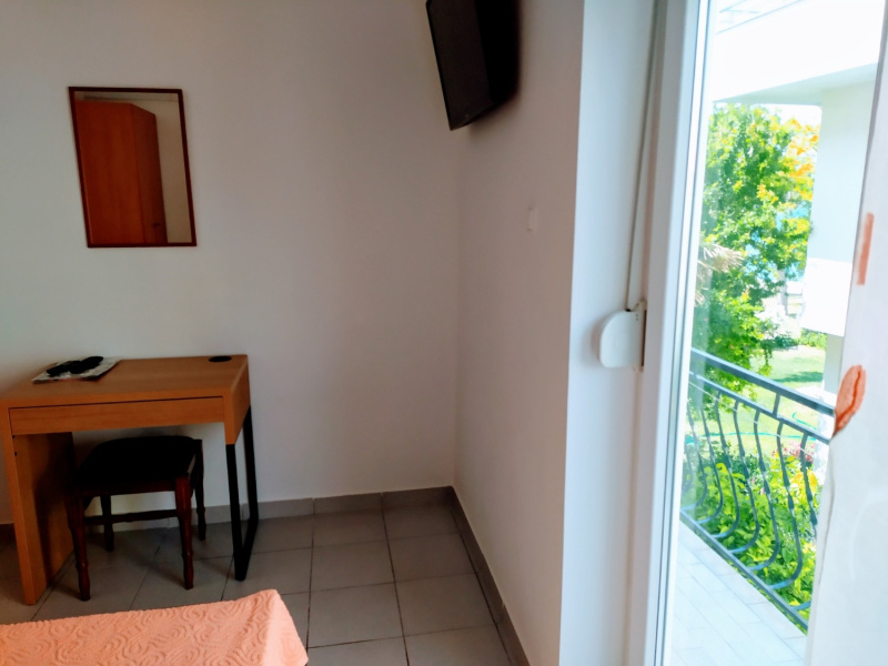 Room Aleksandra - 10 m from sea: R7 Bibinje, Zadar riviera