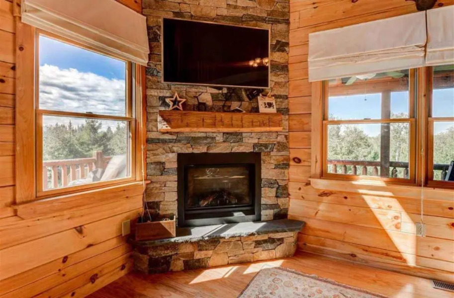 OE Beautiful modern log home on 17 acres, private, views, fire pit, Ping Pong, AC