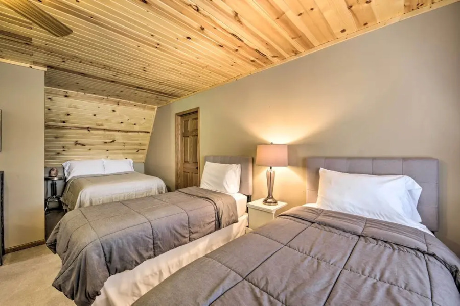 Rock River Waterfront Cabin: Dock & Game Room!