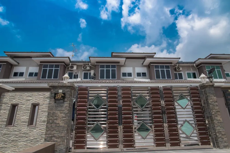 Holidayhome 188 Taman Sejati Suria