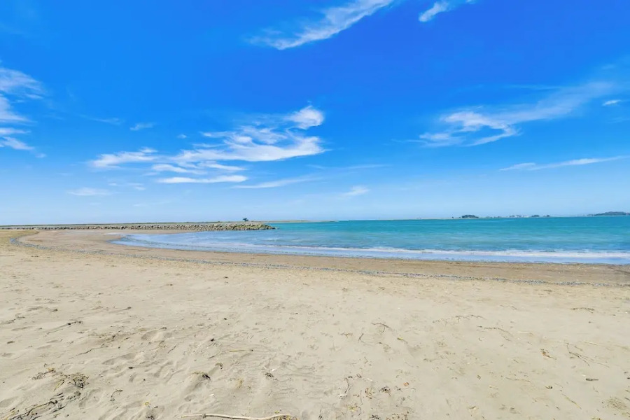 Peaceful Eureka Beach Cottage w/ 30-foot Dock