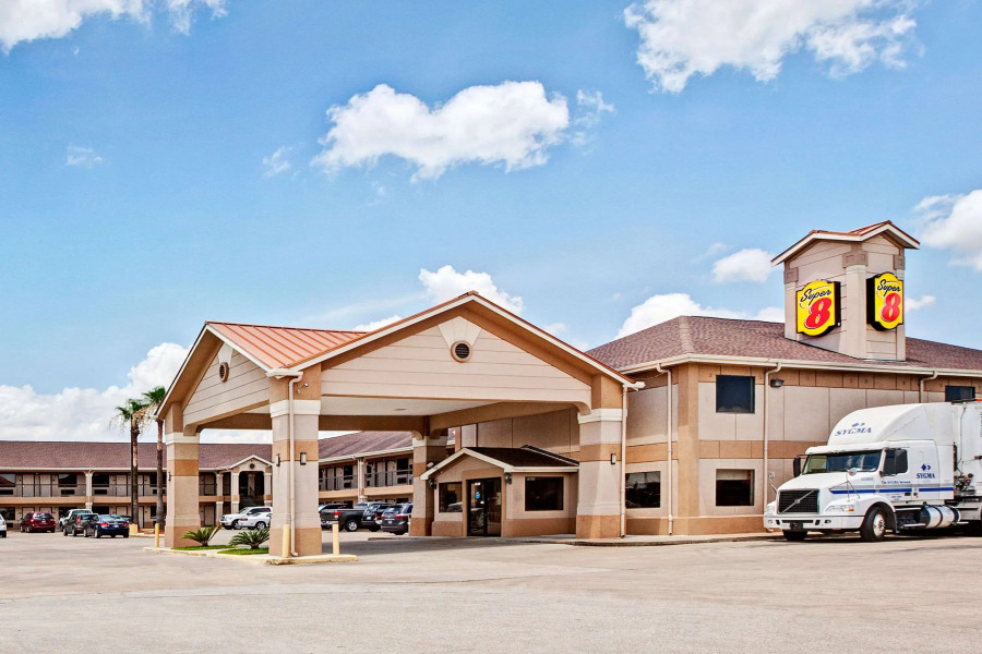 Super 8 by Wyndham Baytown / I-10
