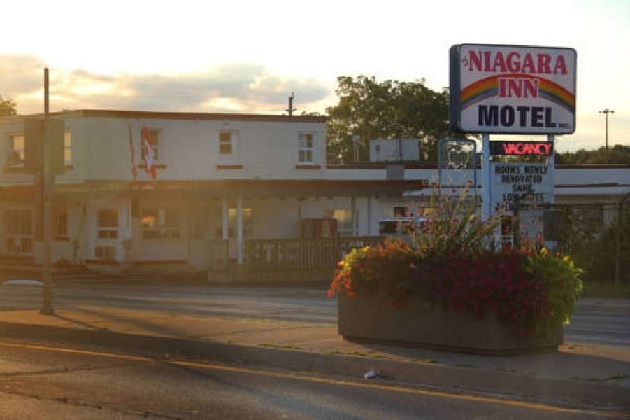 Niagara Inn & Suites