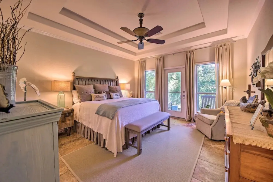 Sunny Seguin Retreat w/ Canoes on Guadalupe River!