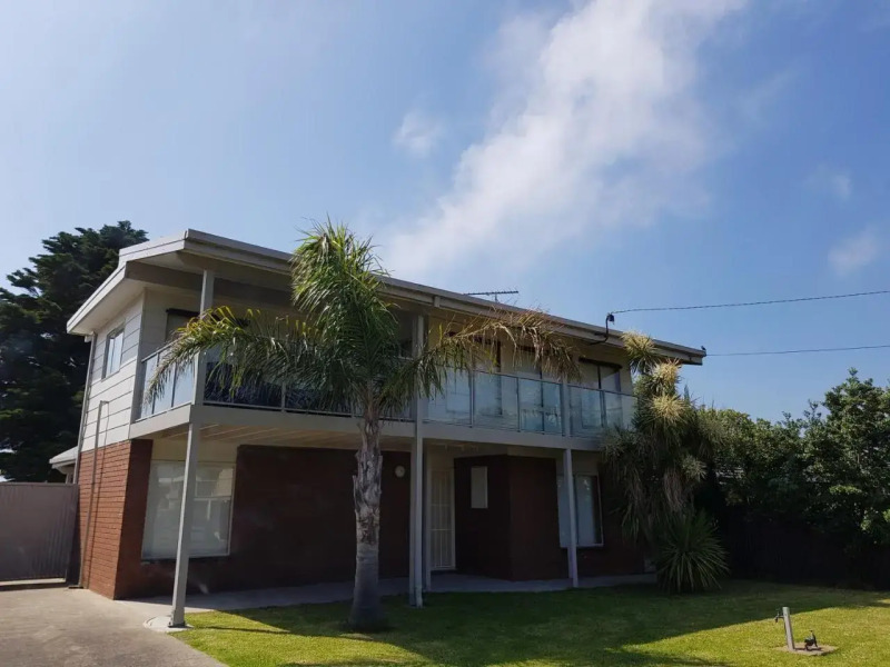 Portarlington beach shack 50 metres to the water
