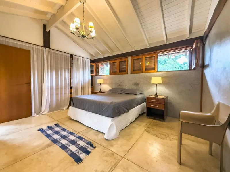 Casa com Piscina Privativa e Natureza – Granja Viana, São Paulo