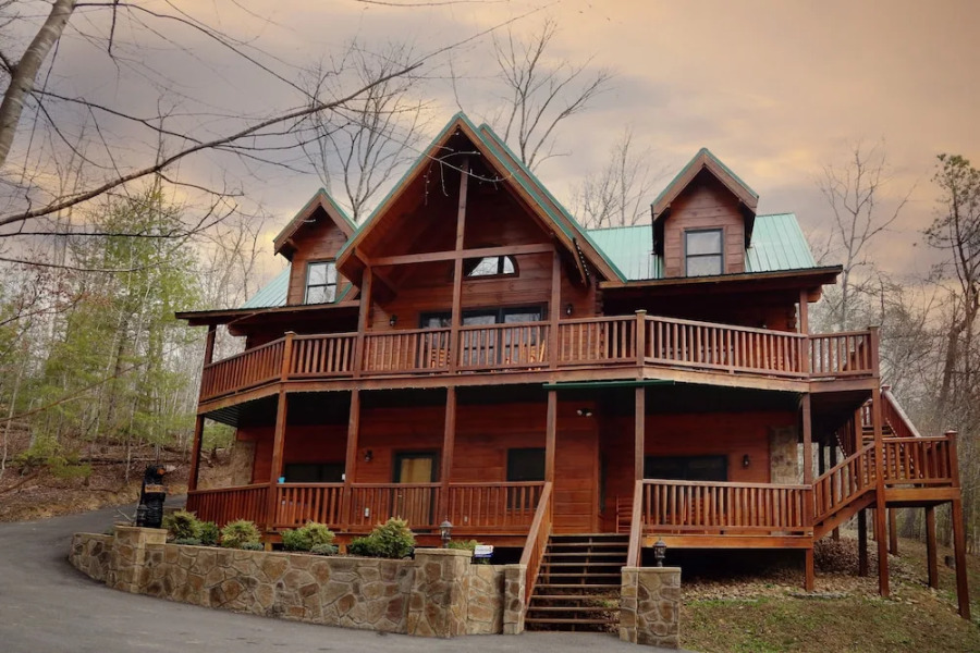 Smoky Mountain Getaway - Five Bedroom Cabin
