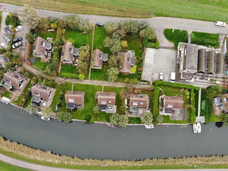 Romantic Holiday Home Directly on the Markermeer Lake with Waterfront Terrace