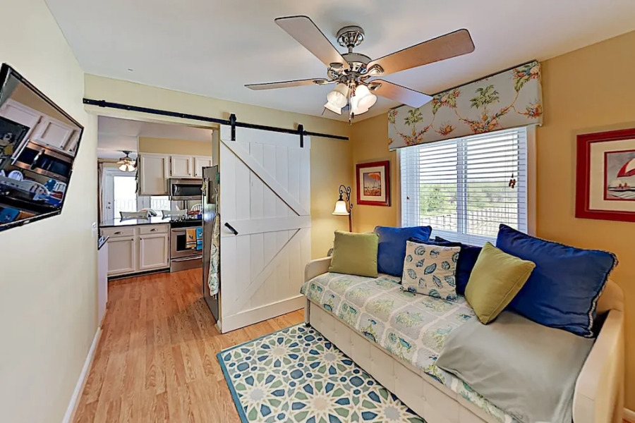 Jinks Creek Corner Unit W/ Pool, 2 Blocks To Beach 3 Bedroom Condo