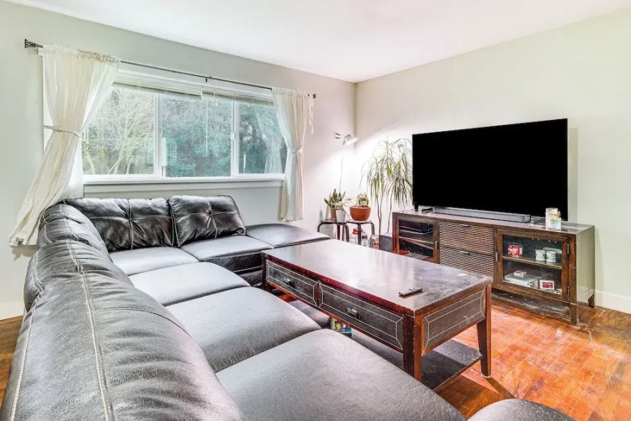 14 Mi to Dtwn Seattle: Sleek Home w/ Large Yard