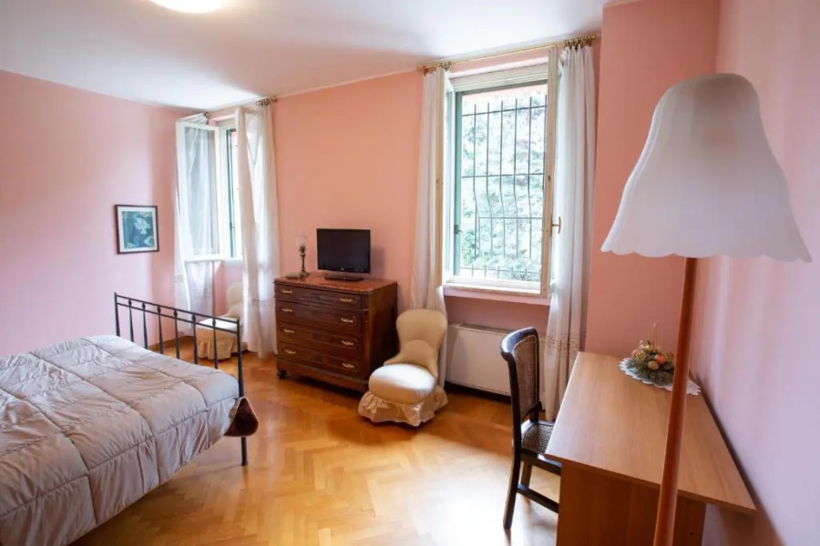 Villa grande con stanze, bagni e giardino