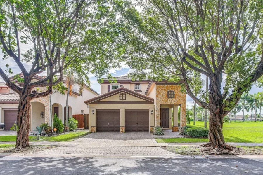 Yard w/ Lake View: Remote Working Hub in Homestead