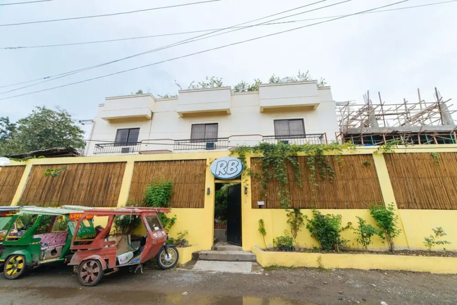 RedDoorz @ N Roldan Street