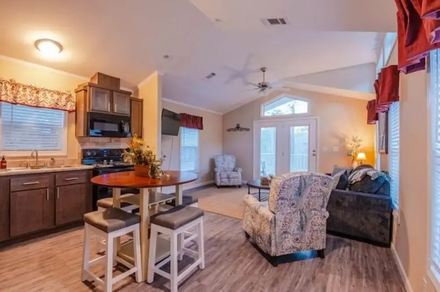 Little Lodge With Hot Tub on the Back Deck by Redawning