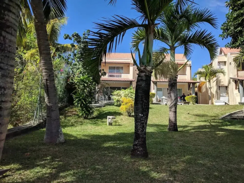 Residence With 6 Seafront Bungalows and Swimming