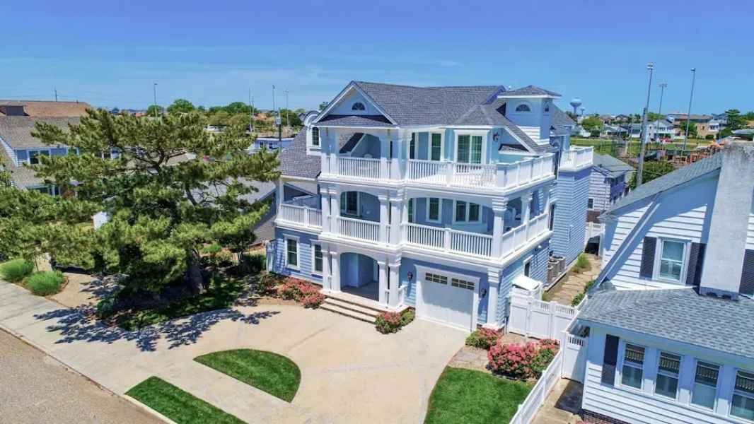 Spacious 6BR Beach Home With Elevator Decks - Ideal for Family Holidays Winter Escapes